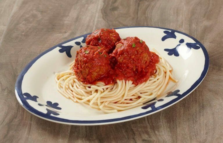 How to Serve Pasta: Plates vs Bowls?